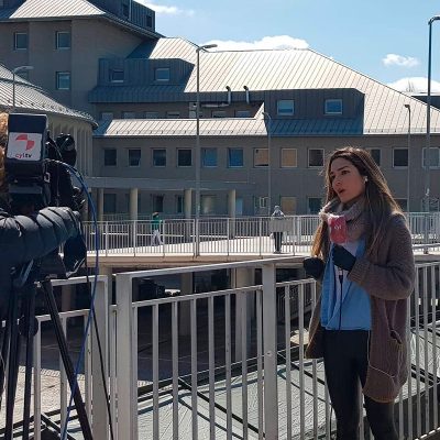 Con la periodista Natalia Fernández, a pie de calle informando sobre la pandemia en 2020