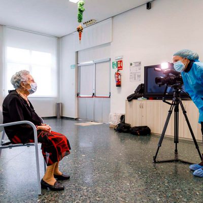 Ana Fernández Vegas, de 96 años, fue la primera en recibir la vacuna en la provincia de Segovia.